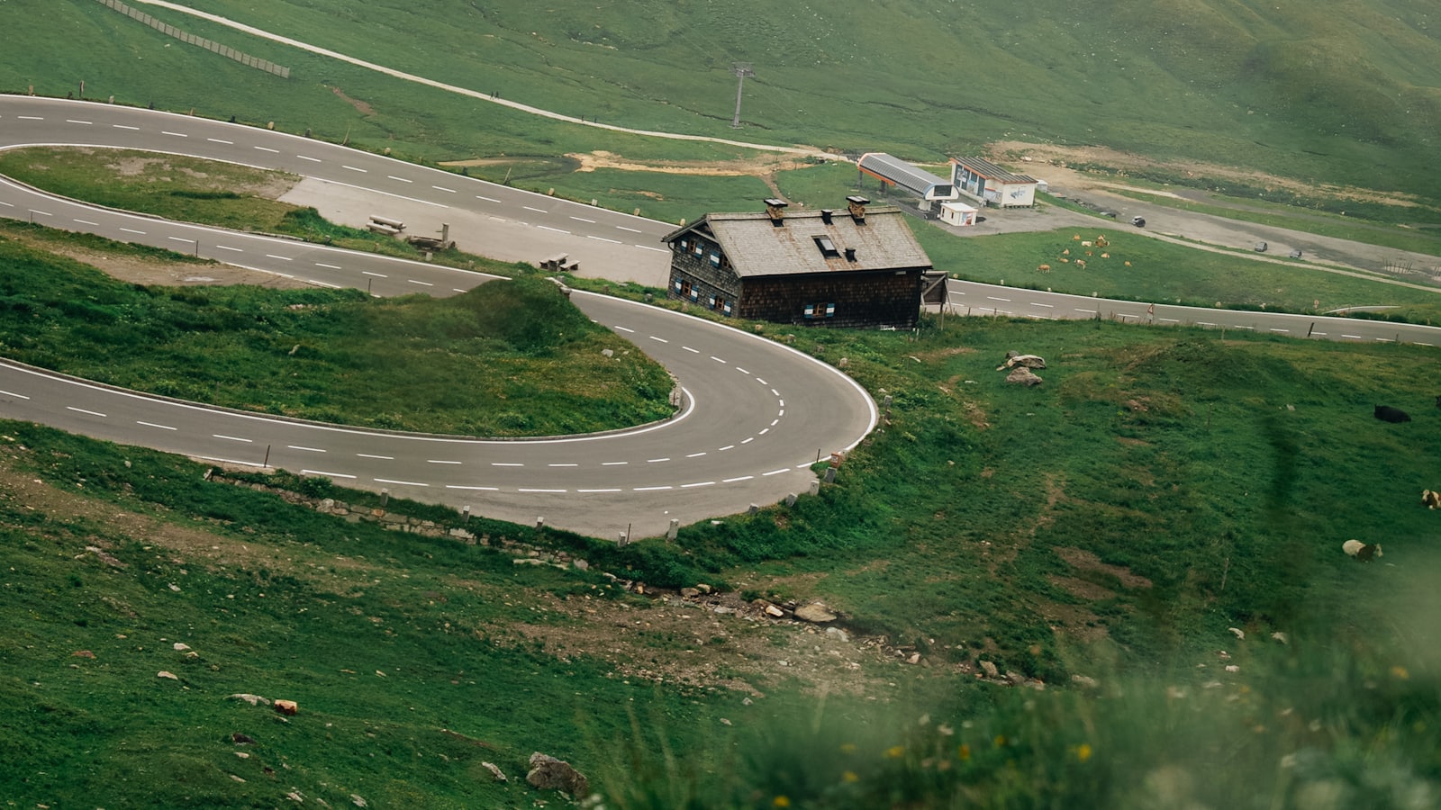 Kurvige Bergstraße durch grüne Berglandschaft